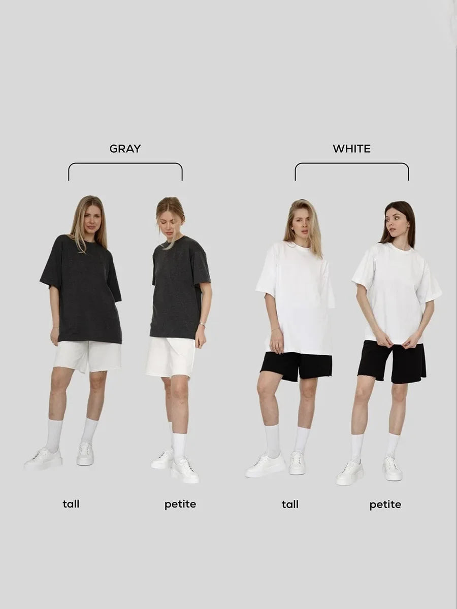 Una modelo viste una camiseta básica gris oversize de algodón y pantalones cortos blancos, junto a otra modelo vistiendo un