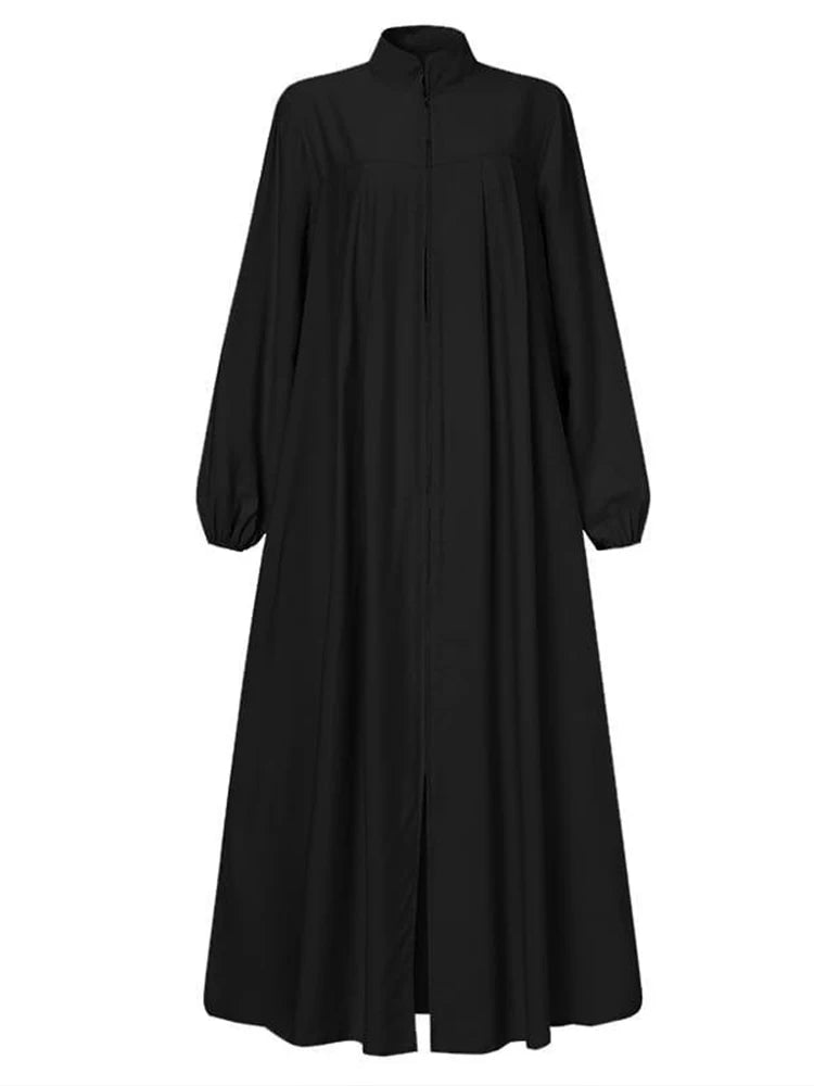 Robe jupe ample noire élégante avec col montant.