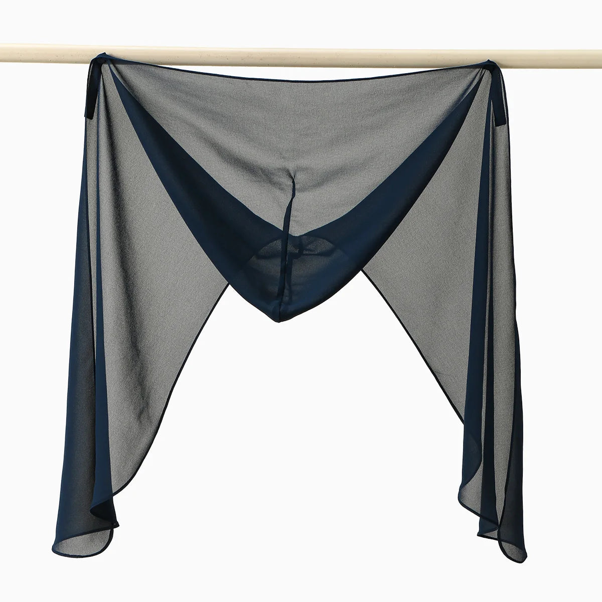 Pañuelo de chifón transparente azul oscuro colgado en un palo de madera.