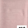 Gros plan sur un tissu de foulard modal de couleur rose poudré et doux.