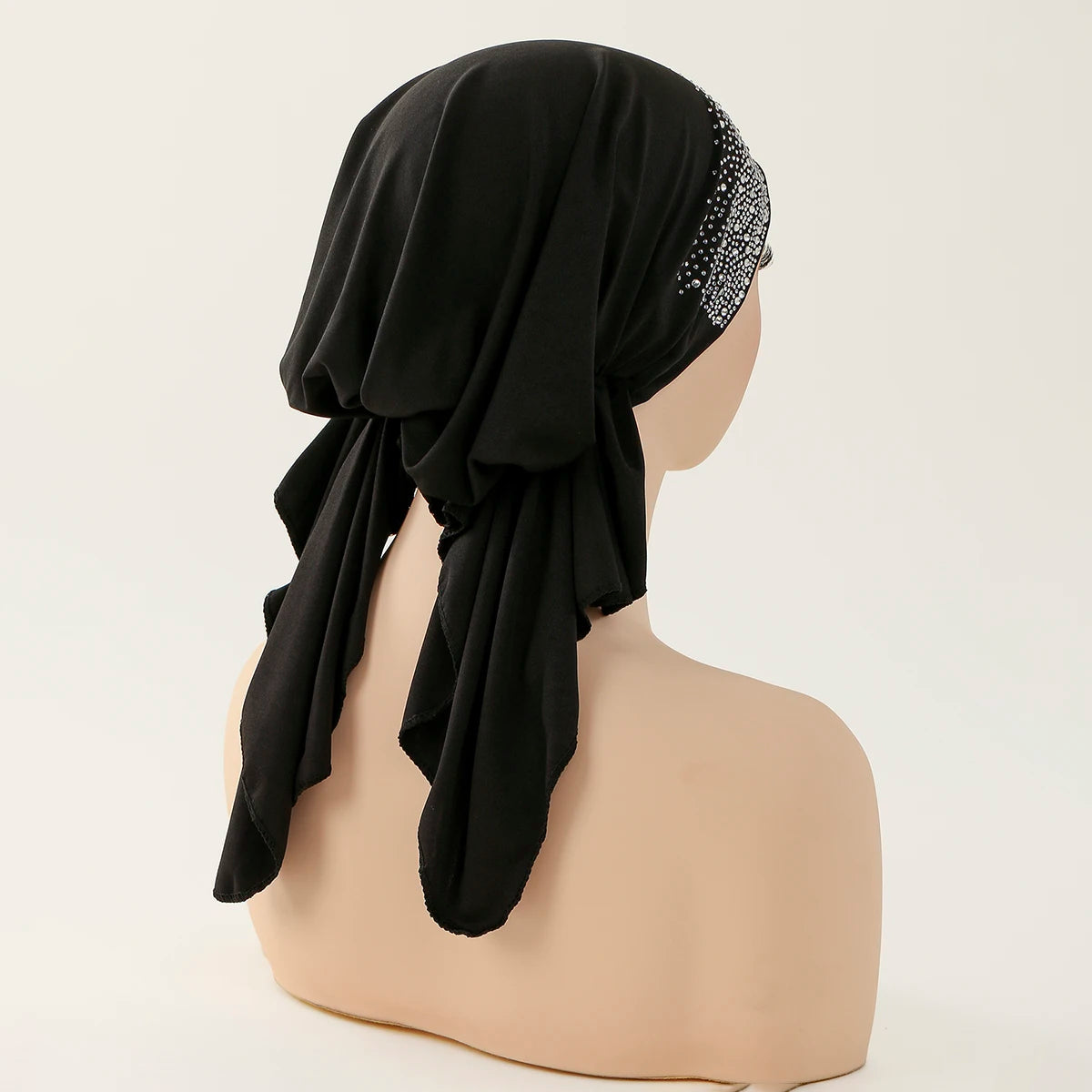 Schwarze elastische Stirnband für Hijab und Schal auf einem Mannequin-Kopf.