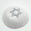 Kippah ou yarmulke blanche tricotée à la main avec un motif de l'Étoile de David.