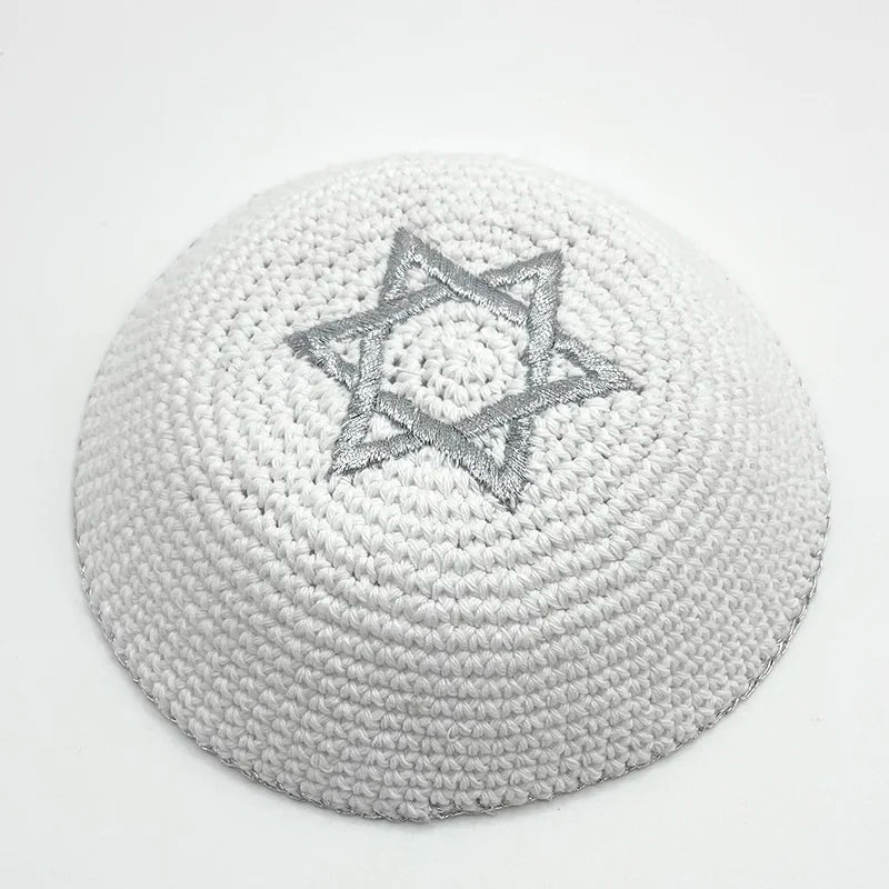 Kippah ou yarmulke blanche tricotée à la main avec un motif de l'Étoile de David.