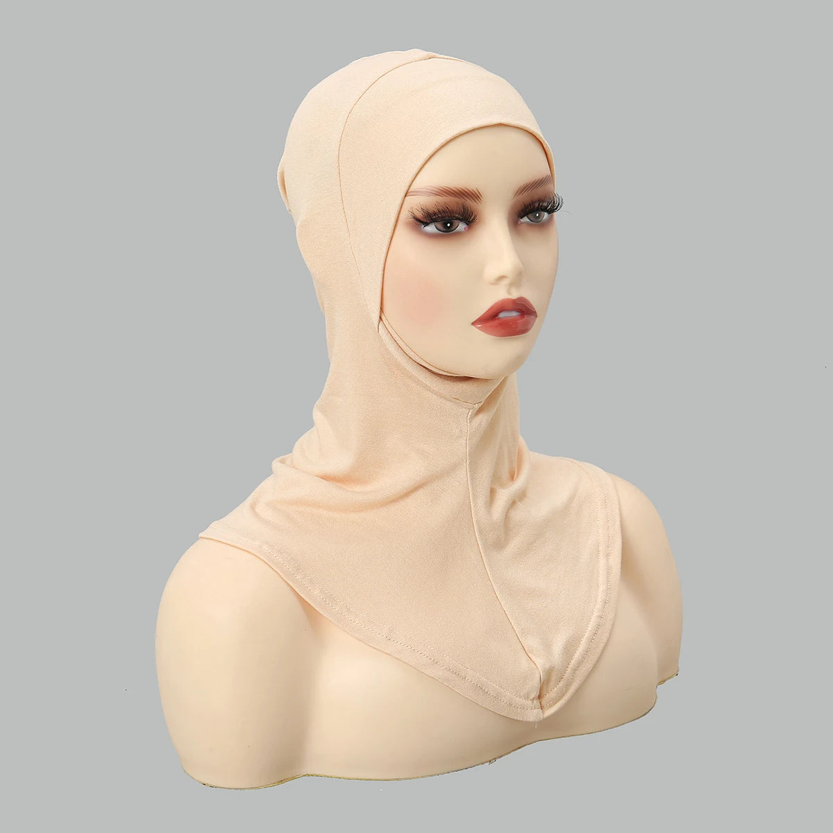 Beige, dehnbarer Baumwoll-Hijab-Bonnet mit voller Bedeckung auf einem Mannequin.