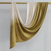 Pañuelo de algodón en gradiente doble, beige y verde oliva, colgado en una percha.