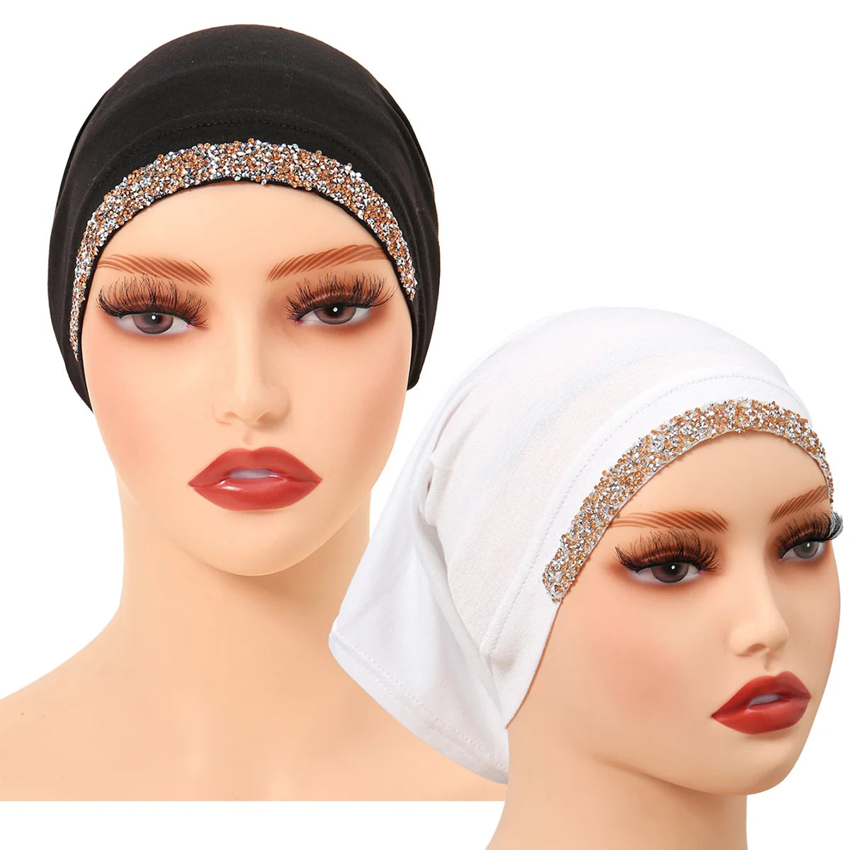 Una mujer modela un elegante hiyab interior de algodón elástico blanco modal con ribete de lentejuelas doradas.