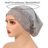 Grauer Spitzen-Strick-Inner-Hijab-Turban-Bonnet auf einem Mannequin-Kopf.