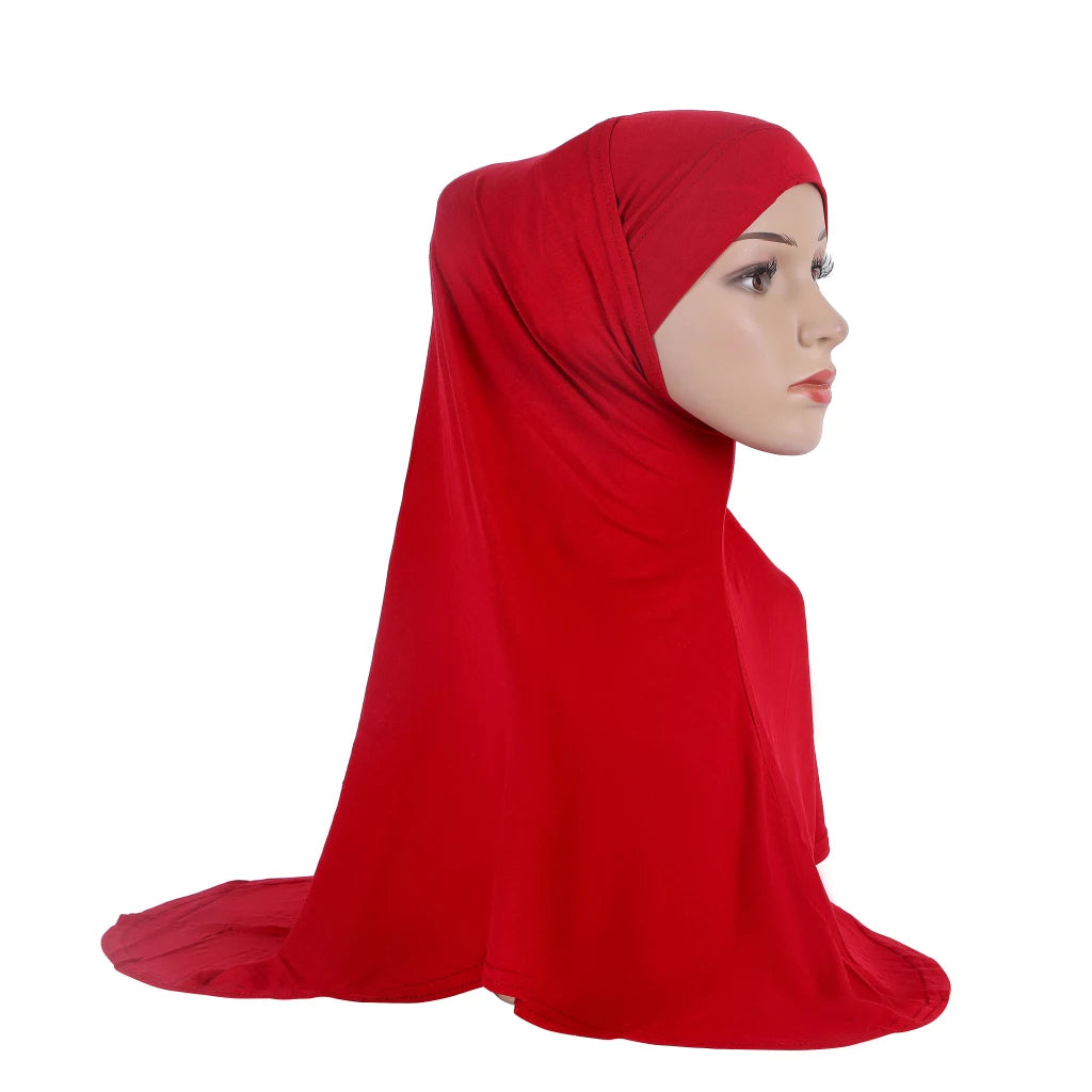 Una mujer vistiendo un pañuelo de hijab de algodón modal rojo sólido.