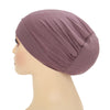 Un turbante instantáneo color malva se muestra en un maniquí de cabeza.