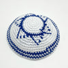 Kippah yarmulke tricotée à la main juive en fil blanc et bleu avec un motif circulaire