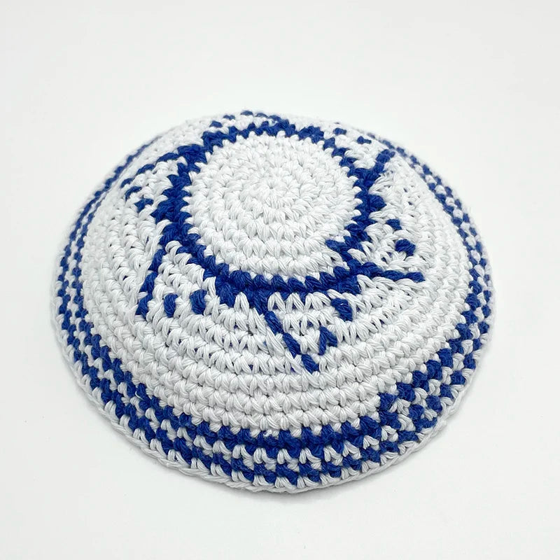Kippah yarmulke tricotée à la main juive en fil blanc et bleu avec un motif circulaire