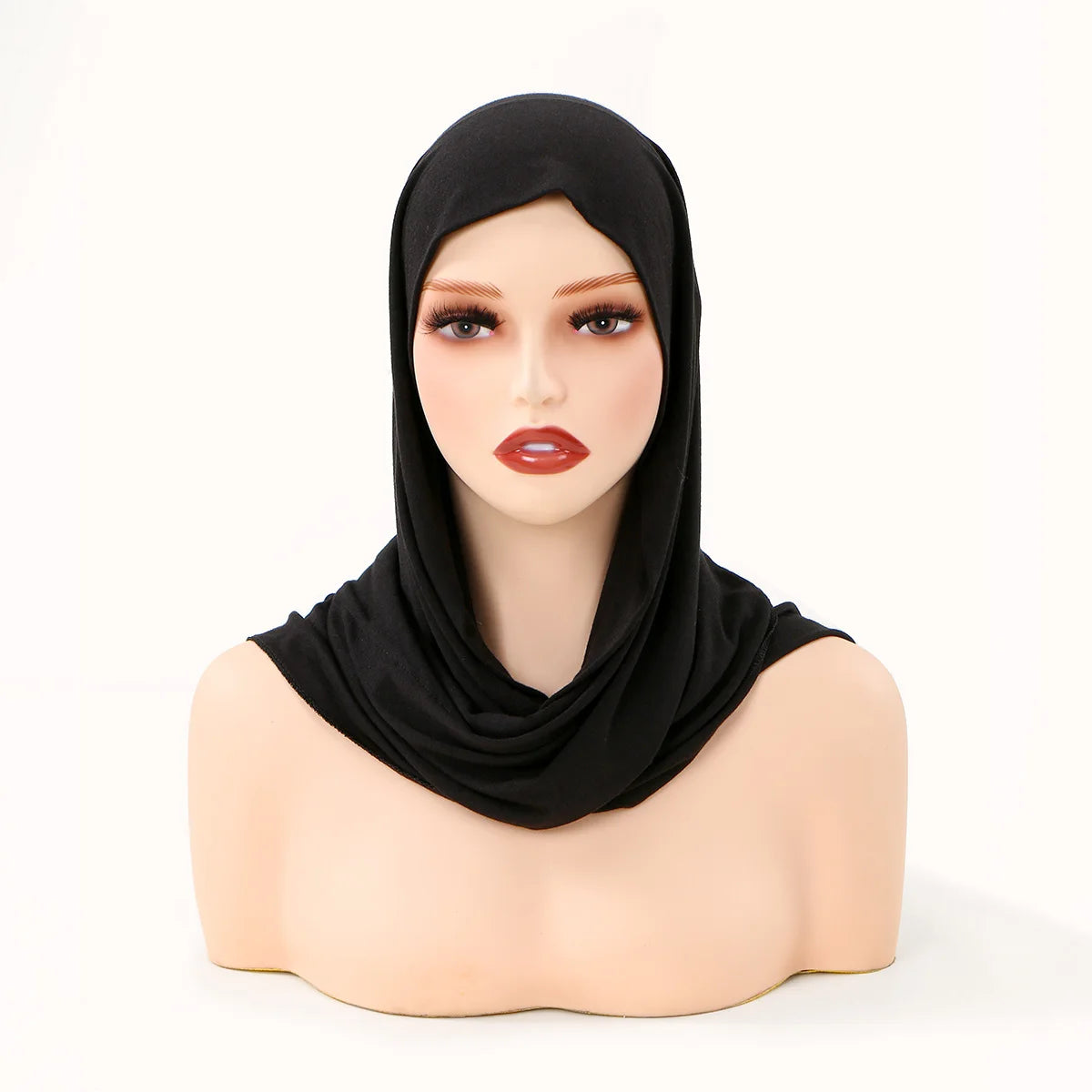 Model trägt einen schwarzen, sofort einsatzbereiten Jersey-Hijab-Schal.