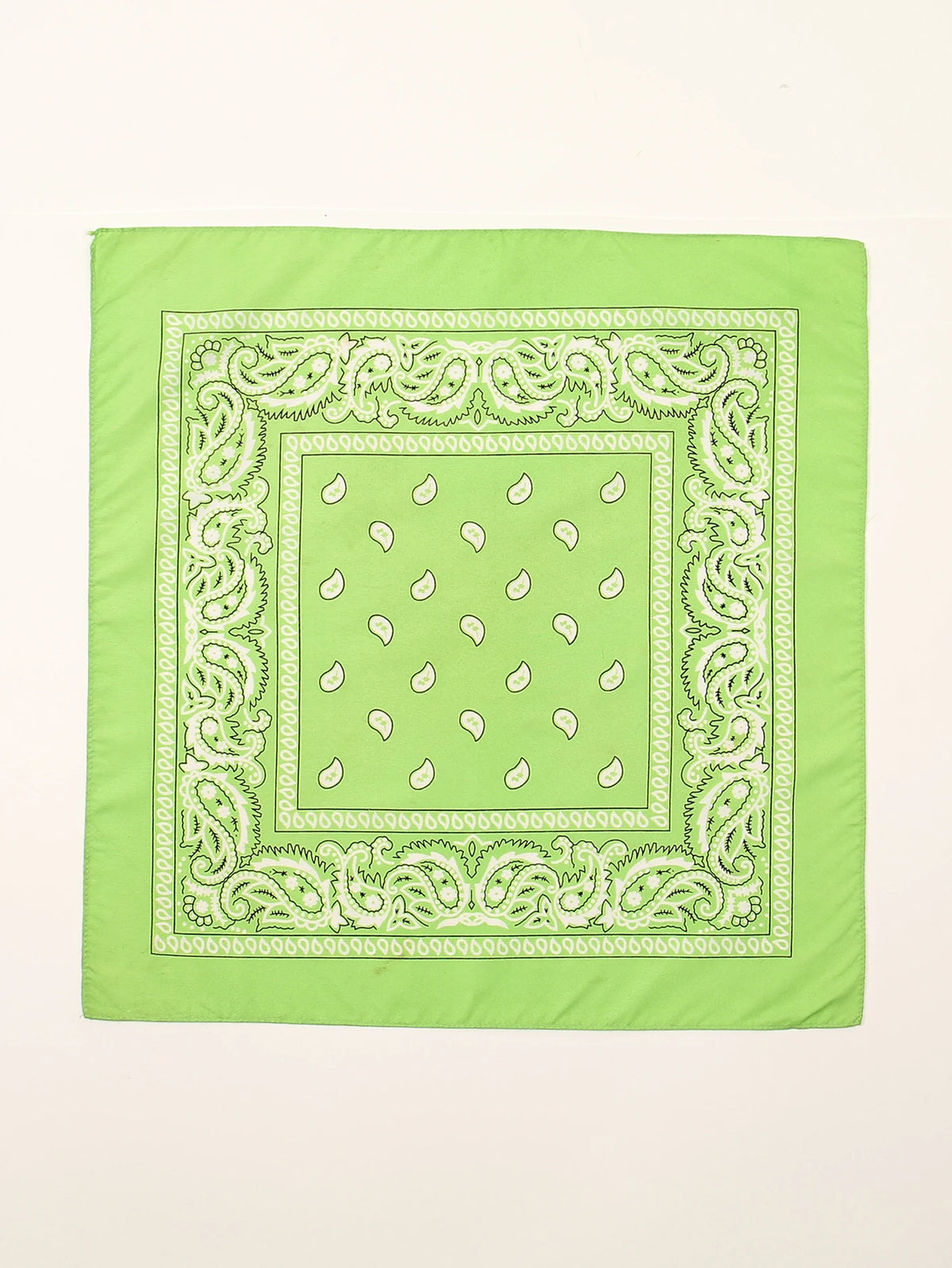 Écharpe en coton vert lime avec une bordure de paisley blanche et un motif central de petites formes en goutte d'eau.