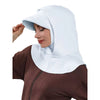 Une femme portant un bonnet hijab couvrant blanc et un haut marron.