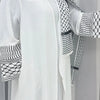 Abaya blanche élégante avec broderie géométrique noire sur les manches et le col
