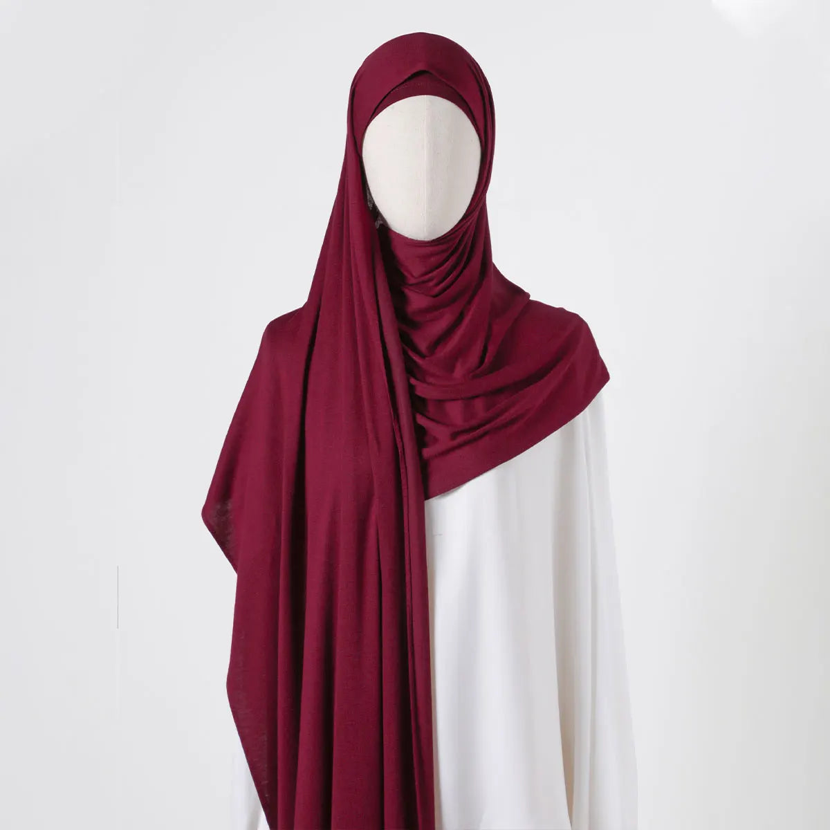 Marooner Chiffonschal über einem Mannequin, kombiniert mit einem weißen Kleidungsstück.