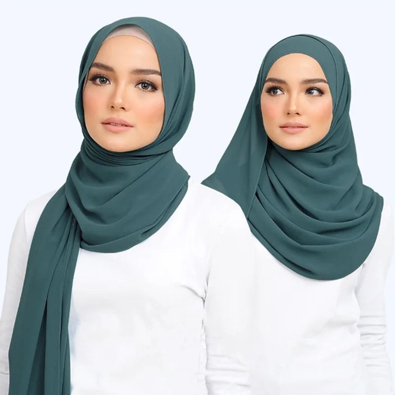 Eine Frau trägt einen eleganten, einfarbigen Chiffon-Hijabschal in gedämpftem Grün.