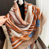 Beige und orange gestreifte Viskose-Schal mit Leopardenmusterdetails, über einem Mannequin drapiert.