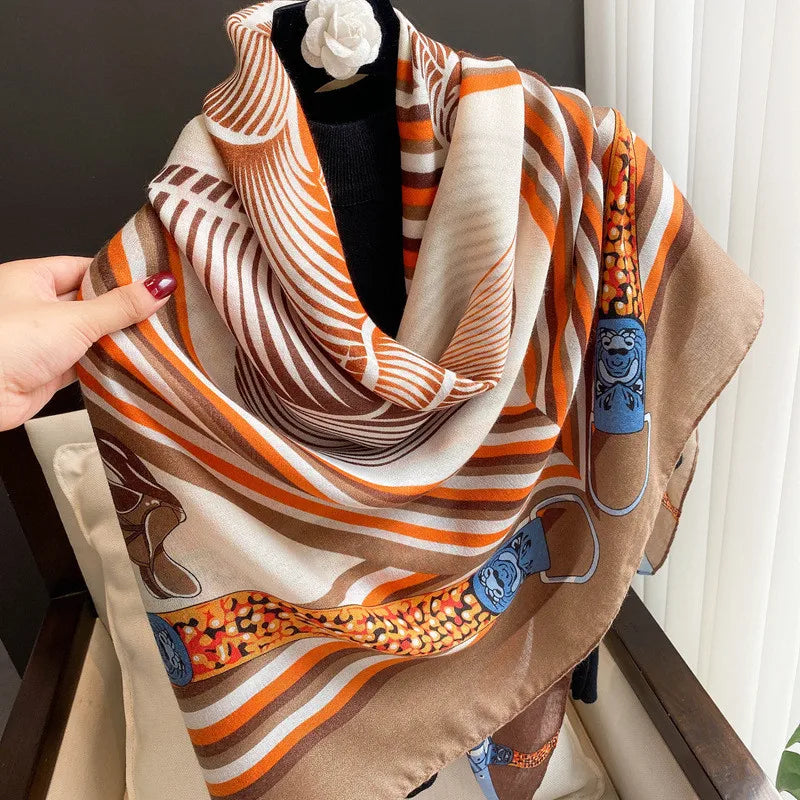 Beige und orange gestreifte Viskose-Schal mit Leopardenmusterdetails, über einem Mannequin drapiert.