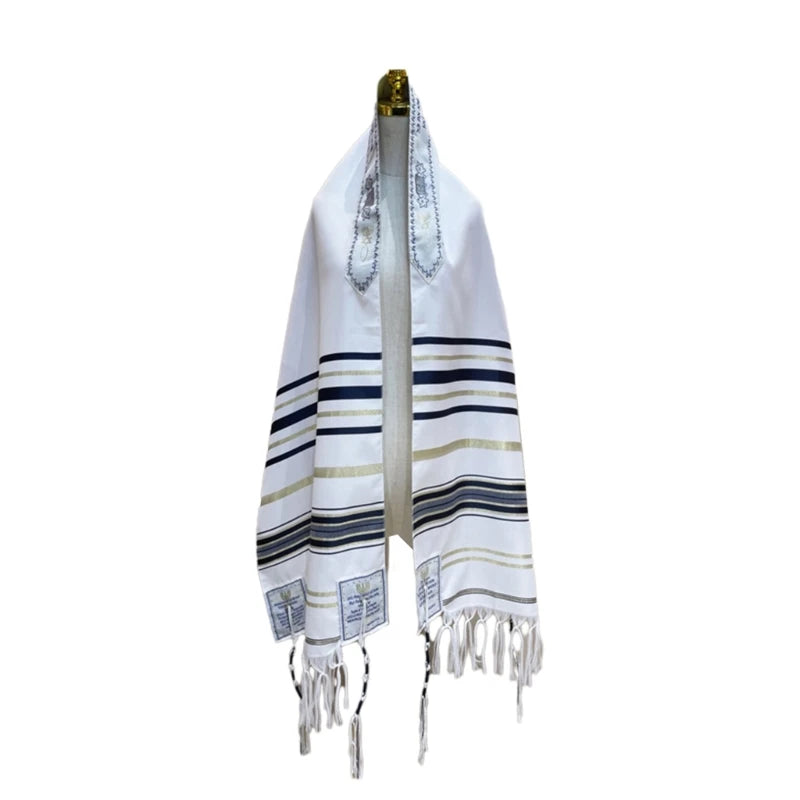 Handgefertigtes Messianisches Gebetsschal mit weiß-blauen Streifen, auf einem Bügel
