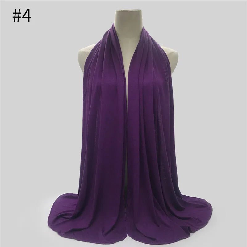 Lila Baumwoll-Jersey-Hijabschal drapiert auf einem Mannequin.