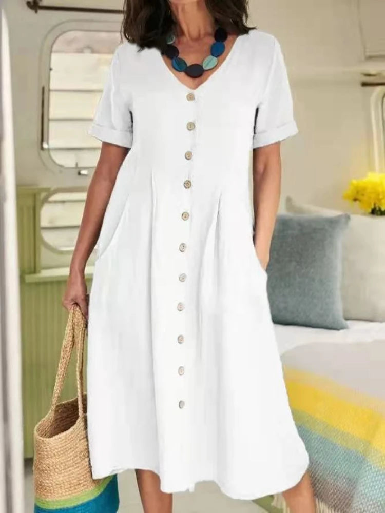 Eine Frau modelliert ein elegantes weißes Baumwoll- und Hanf-V-Ausschnittkleid mit kurzen Ärmeln und Knöpfen.