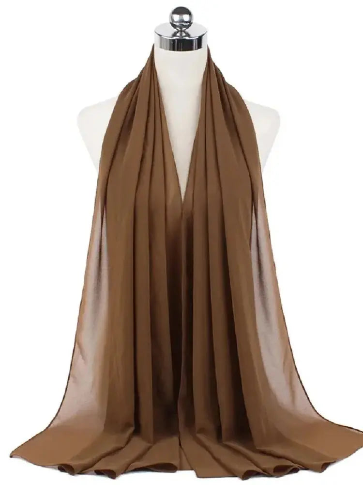 Brauner, durcherzter Chiffon-Hijab-Schal über einem Mannequin-Hals