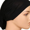 Schwarzer Chiffon-Hijab-Schal über einem Mannequin-Kopf drapiert.