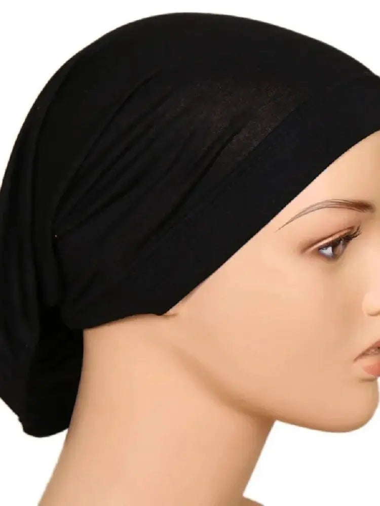 Schwarzer Chiffon-Hijab-Schal über einem Mannequin-Kopf drapiert.