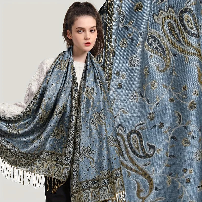 Eine Frau modelliert einen eleganten blau-goldenen Paisley-Viskose-Hijabschal über ihre Schulter.