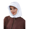 Une femme portant un bonnet hijab couvrant blanc et un haut à fermeture éclair marron.