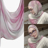 Eine Frau modelliert einen Aquarelldruck-Stoff-Hijab-Schal in rosa und weiß.