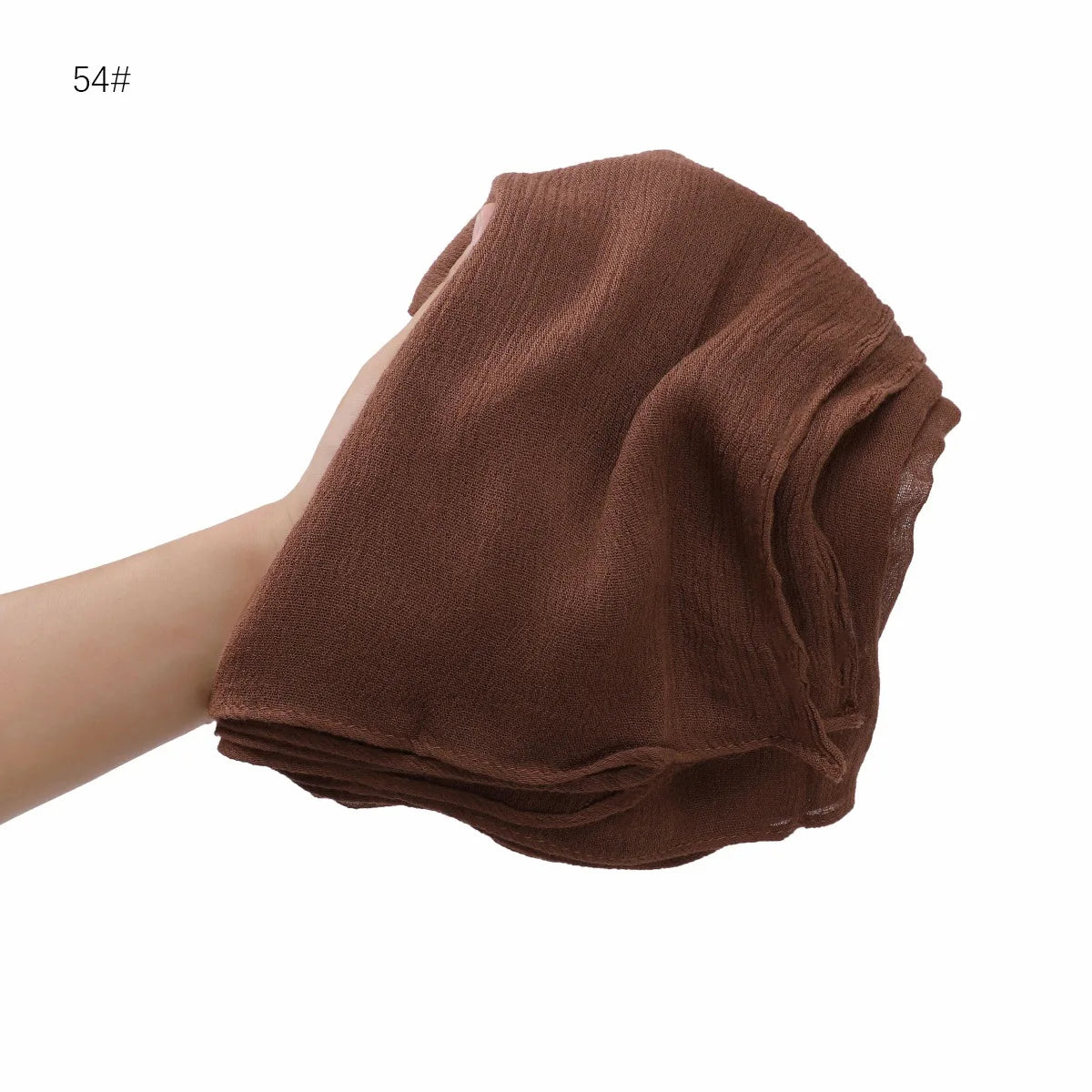 Écharpe châle en rayon marron froissé drapée sur le bras d'une personne.