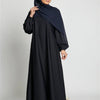 Eine Frau trägt eine dunkelblaue marokkanische Kaftan-Abaya mit passender Hijab.