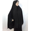 Una mujer vistiendo un elegante pañuelo de hijab negro ligero para vestimenta modesta.