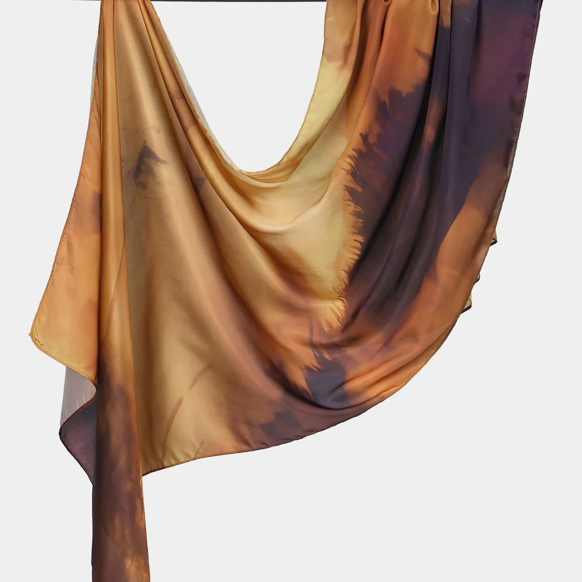 Fließender bedruckter Seideschal-Hijab in Gold-, Braun- und Dunkelorange-Tönen.