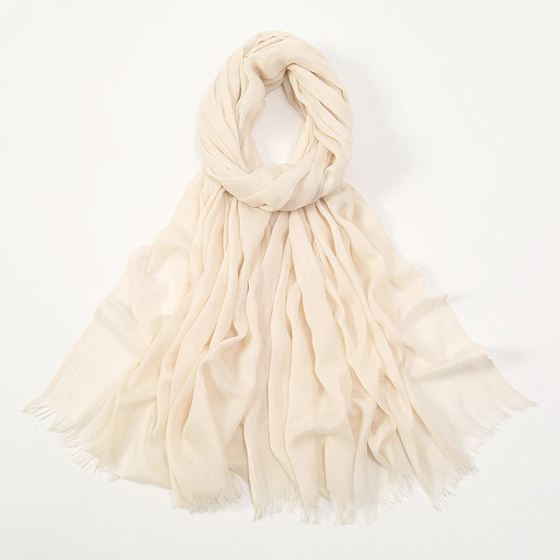 Pañuelo hiyab modal de bambú beige claro elegante, atado en nudo y drapeado