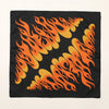 Carré de tissu noir avec un motif de flamme orange et jaune.