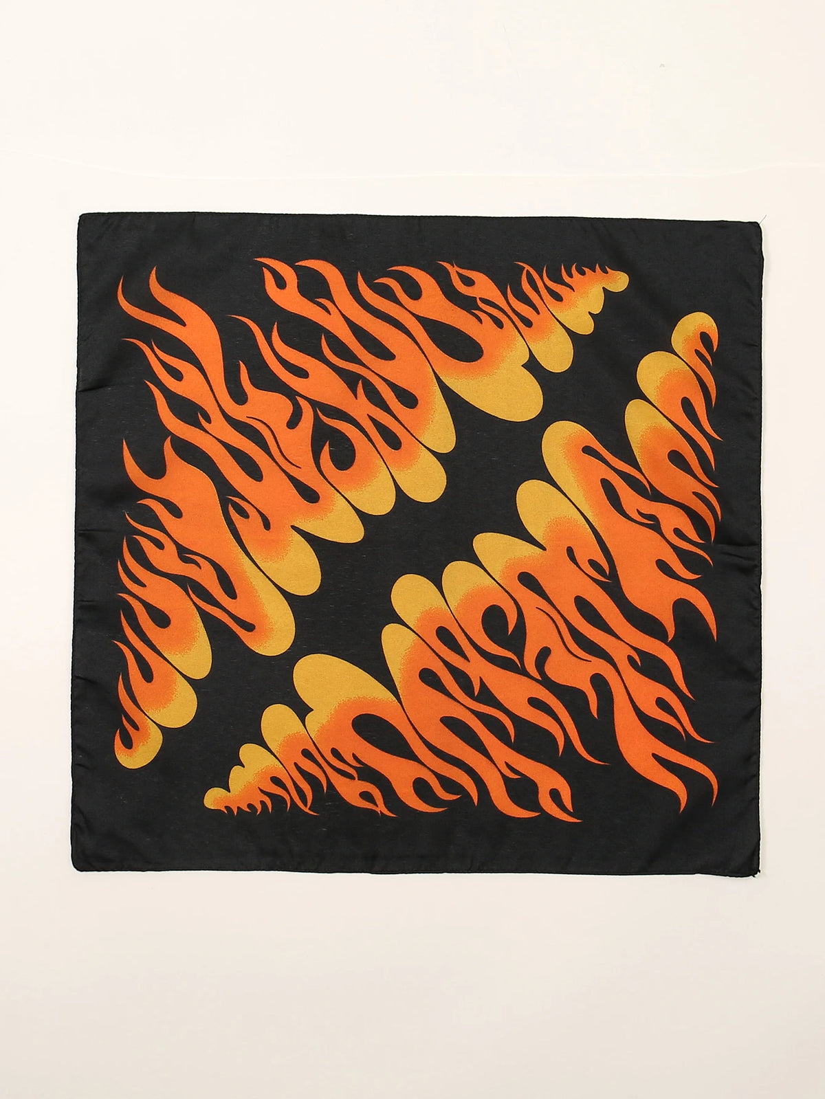 Carré de tissu noir avec un motif de flamme orange et jaune.