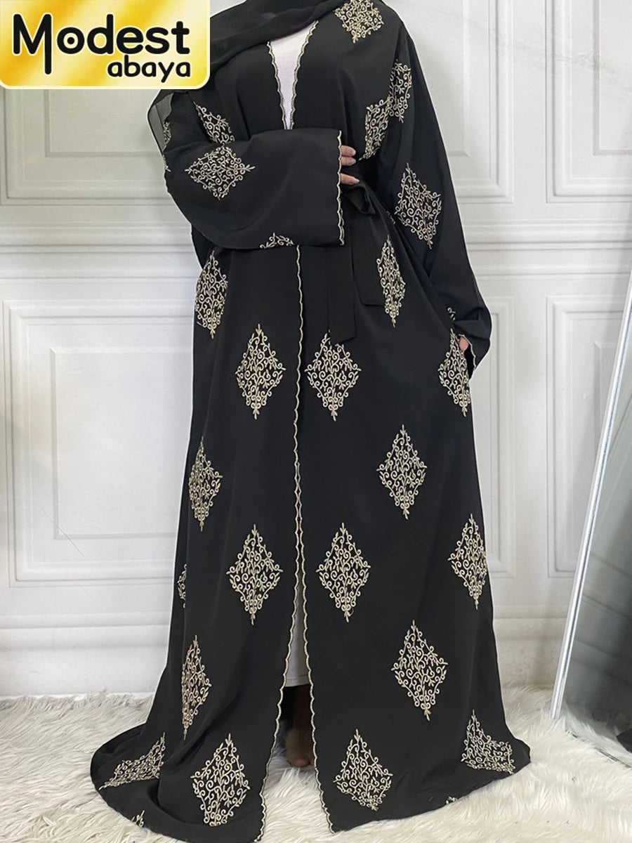 Abaya kaftan islamique noire élégante avec broderie dorée et doublure blanche