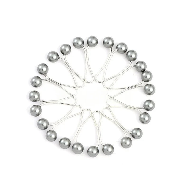 Disposition circulaire de douze épingles et pinces décoratives en argent.
