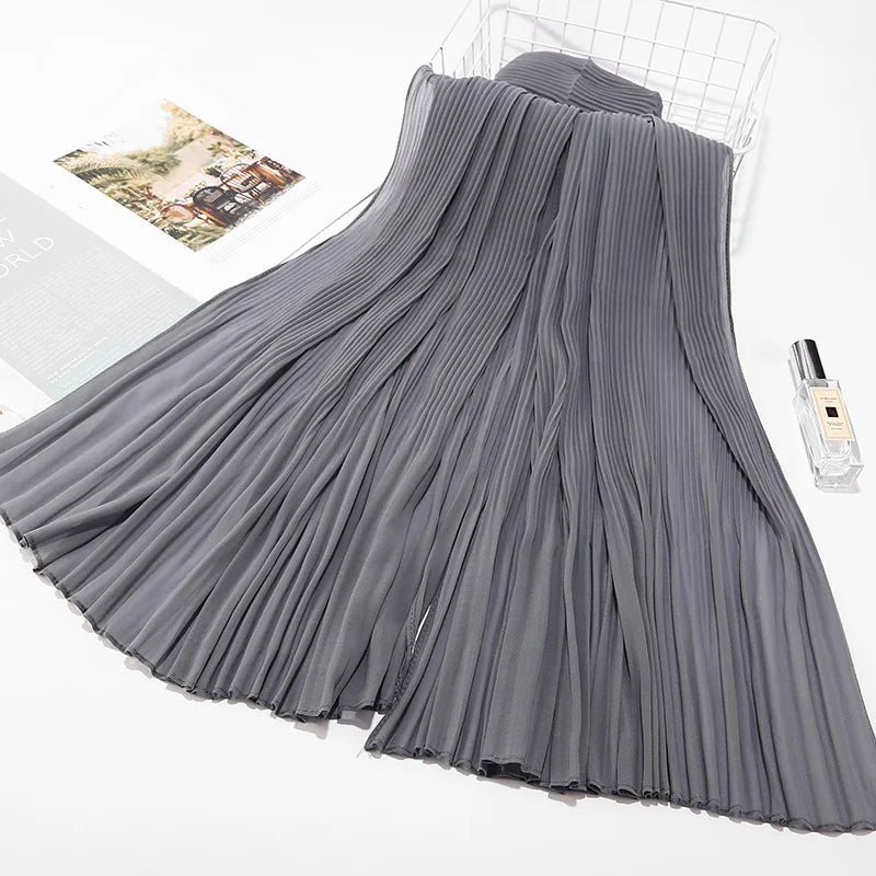Graues, gekräuseltes Chiffon-Hijab-Tuch über einem Drahtrost