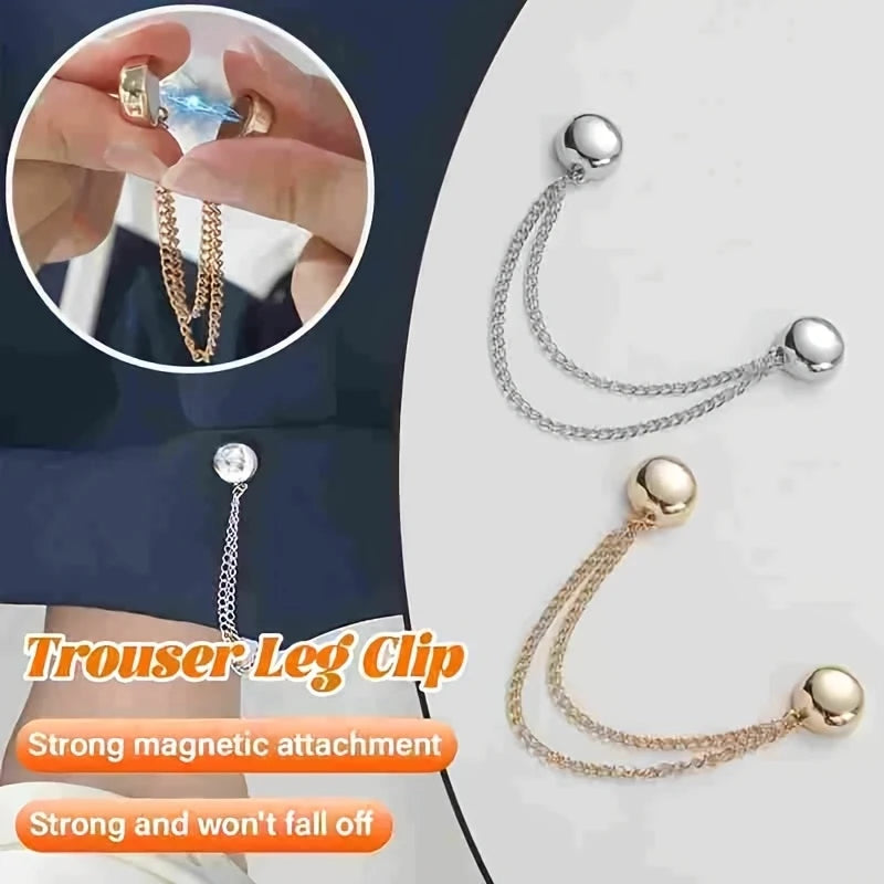 Un juego de clips magnéticos plateados y dorados para sujetar las piernas de la ropa.