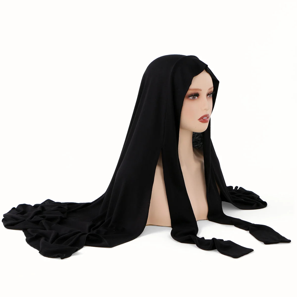 Schwarzes Elastizitäts-Jersey-Instant-Hijab, über die Köpfe und Schultern einer Mannequin drapiert.
