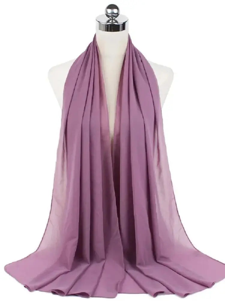 Lila Chiffon-Hijabschal über dem Hals einer Mannequin drapiert.