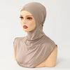 Un mannequin porte un bonnet et un foulard hijab en coton mélangé beige.