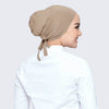 Frau im Profil mit beigem Turban-Innerhijab und weißem Hemd