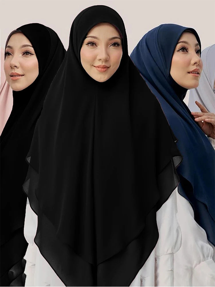 Drei Frauen tragen schwarze und blaue Instant-Hijab-Schals