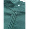 Gros plan sur une robe musulmane bleu sarcelle pour homme avec col et plis verticaux.