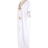Weißer Kaftan-Kleid mit Goldstickerei und V-Ausschnitt auf einem Mannequin.